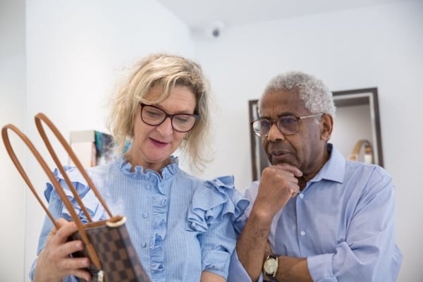 two people avoiding common shipping mistakes by inspecting products