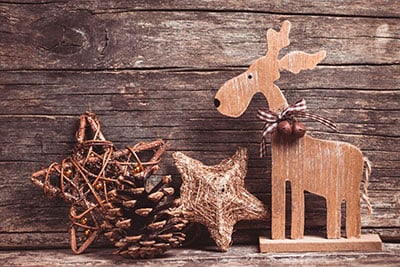 natural-wood-holiday-decor-trends-2023